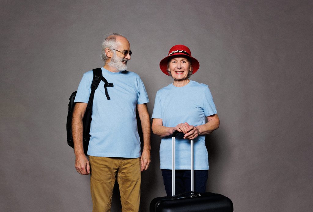 couple personnes âgées partant en vacances