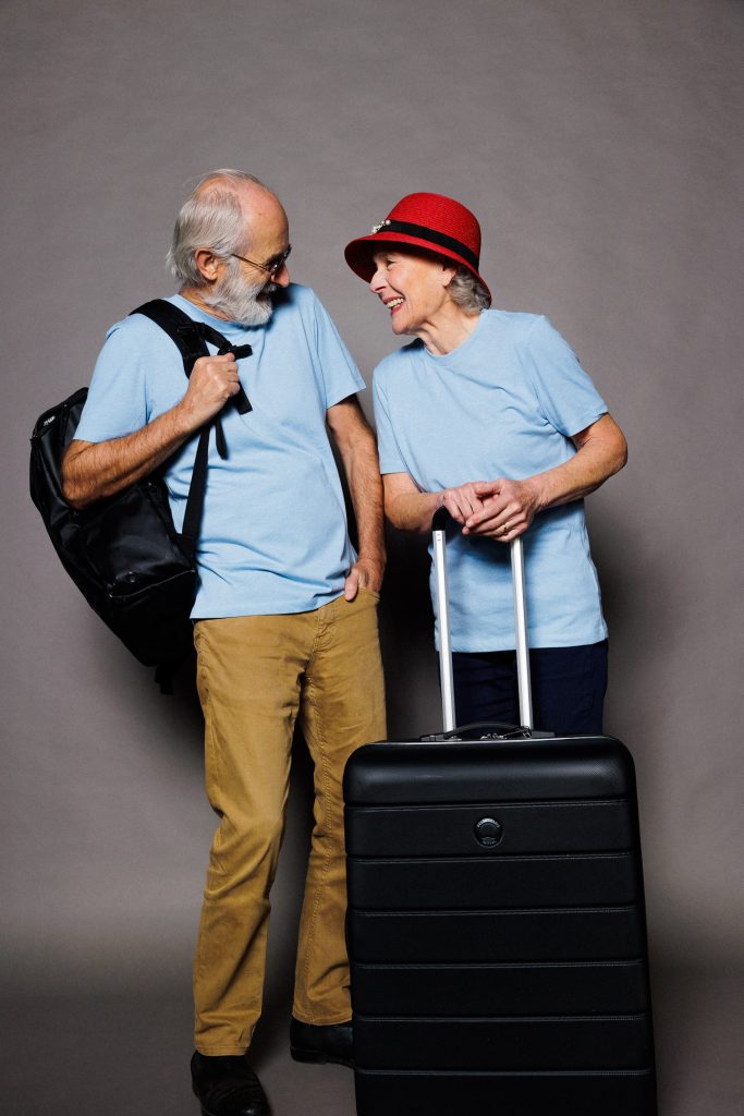 couple de seniors heureux en train de partir en vacances