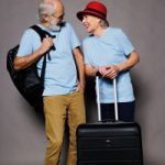 couple de seniors heureux en train de partir en vacances