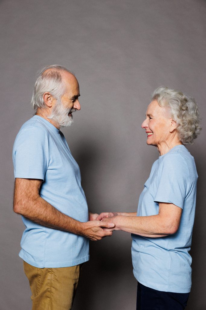 couple de seniors qui se prennent par les mains