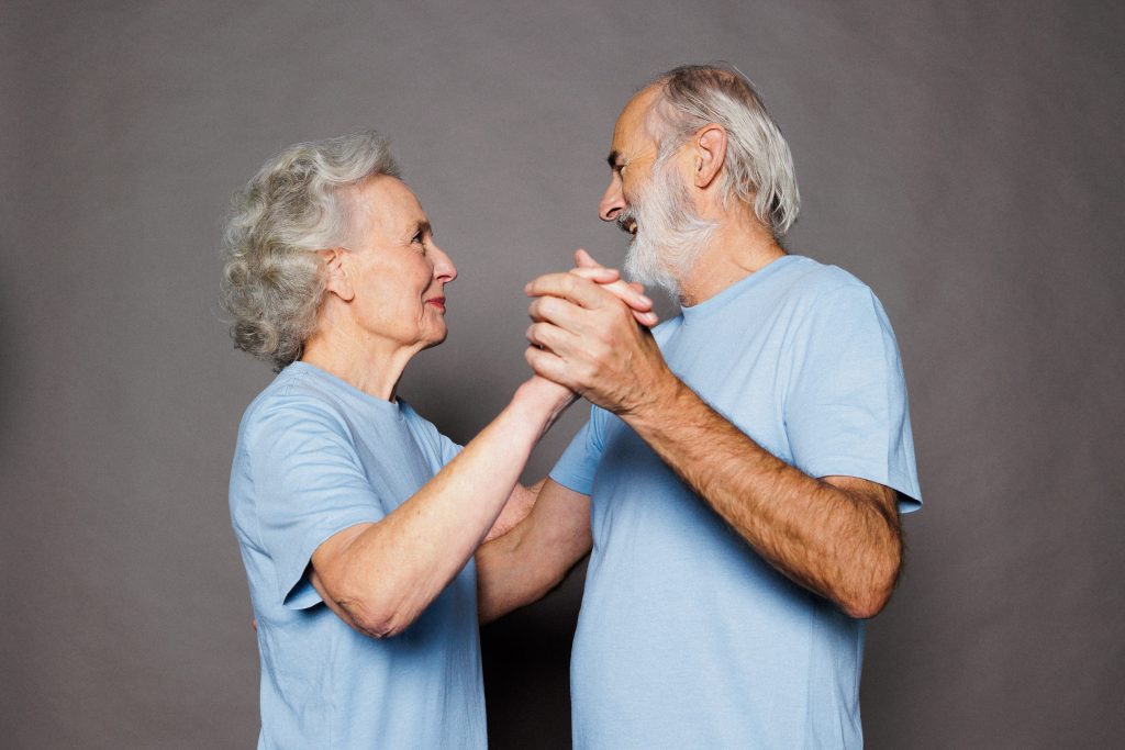 seniors main dans la main en train de danser