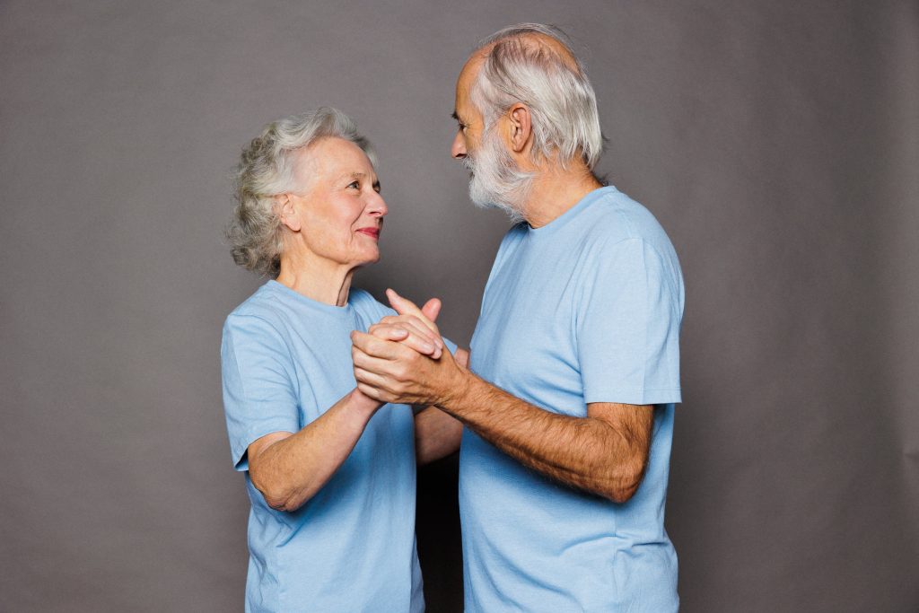 couple de seniors en train de danser en se regardant dans les yeux