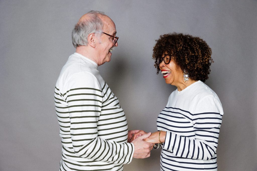 couple de seniors en train d'éclater de rire