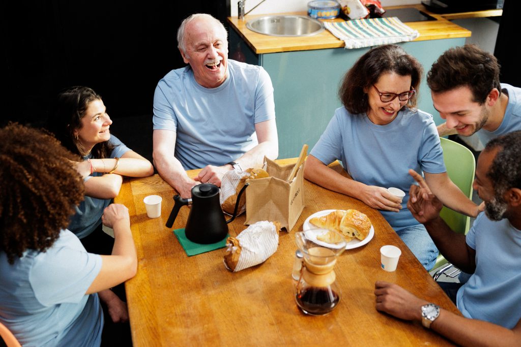 famille de seniors en train de goûter avec le sourire