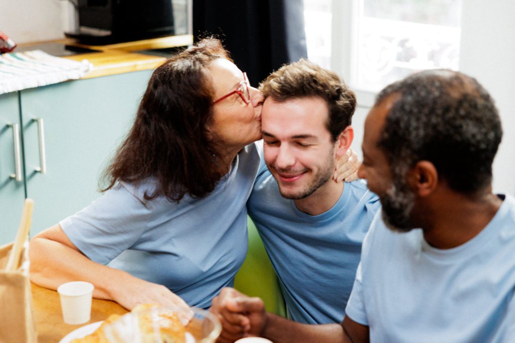 parents embrassant leur fils