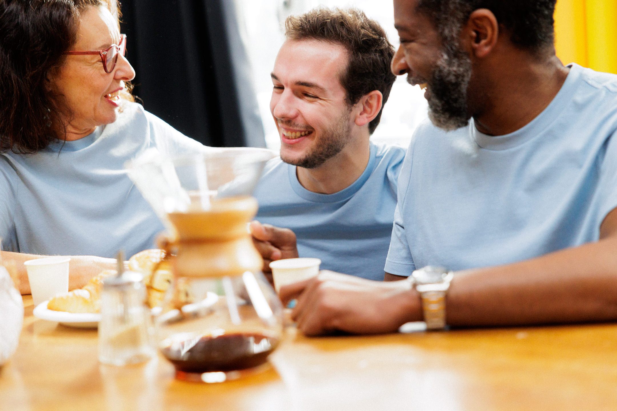 Famille heureuse avec leur fils buvant un café