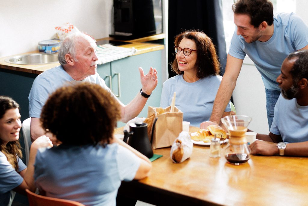 Goupe d'amis en train de discuter autour d'un café