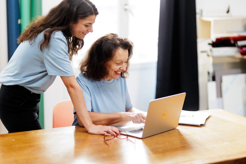 mère et fille souriante devant un ordinateur