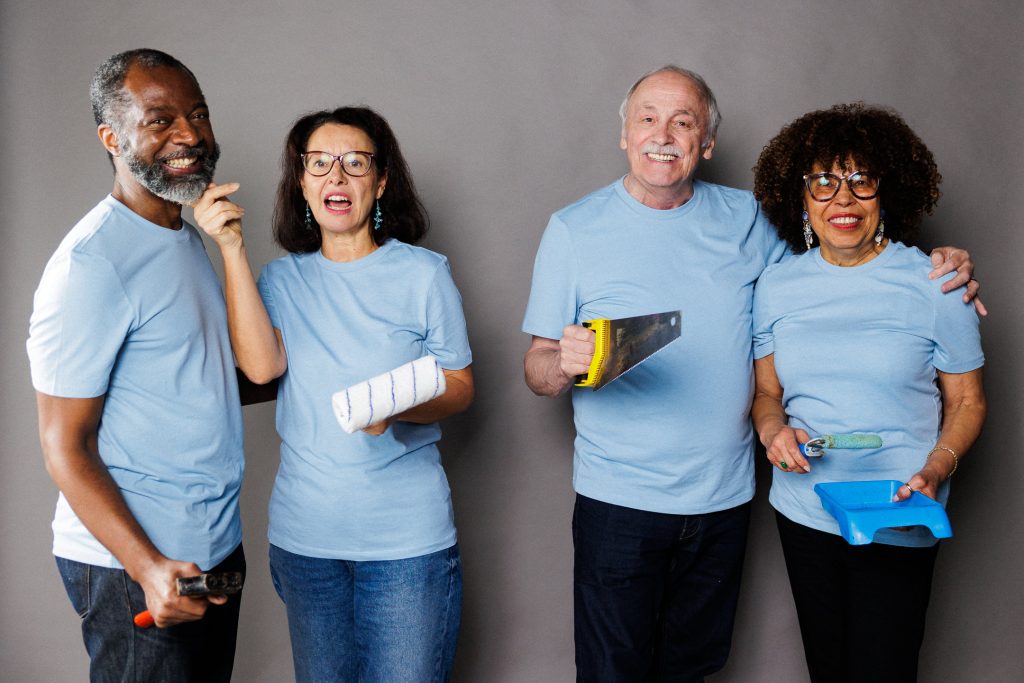 couples de seniors faisant des travaux