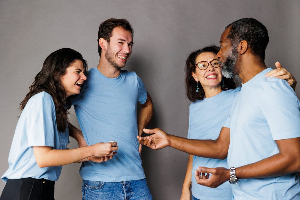 parents et enfants en train de discuter avec le sourire