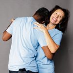 couple en train de danser avec le sourire