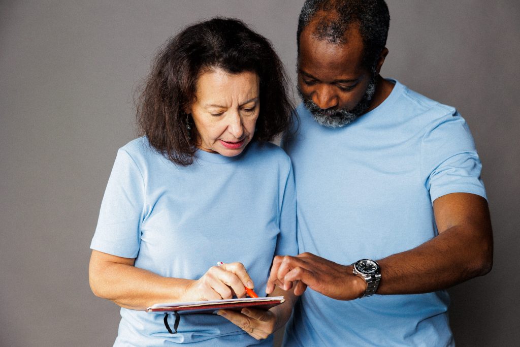 seniors en train d'étudier un contrat