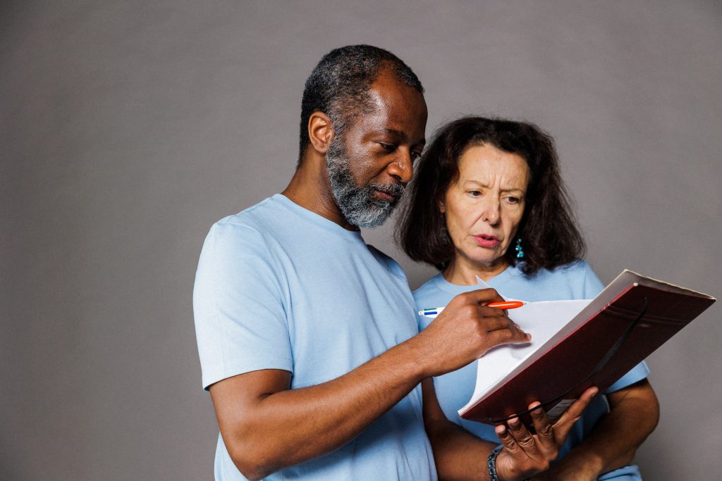 Couple de seniors en train d'étudier un contrat