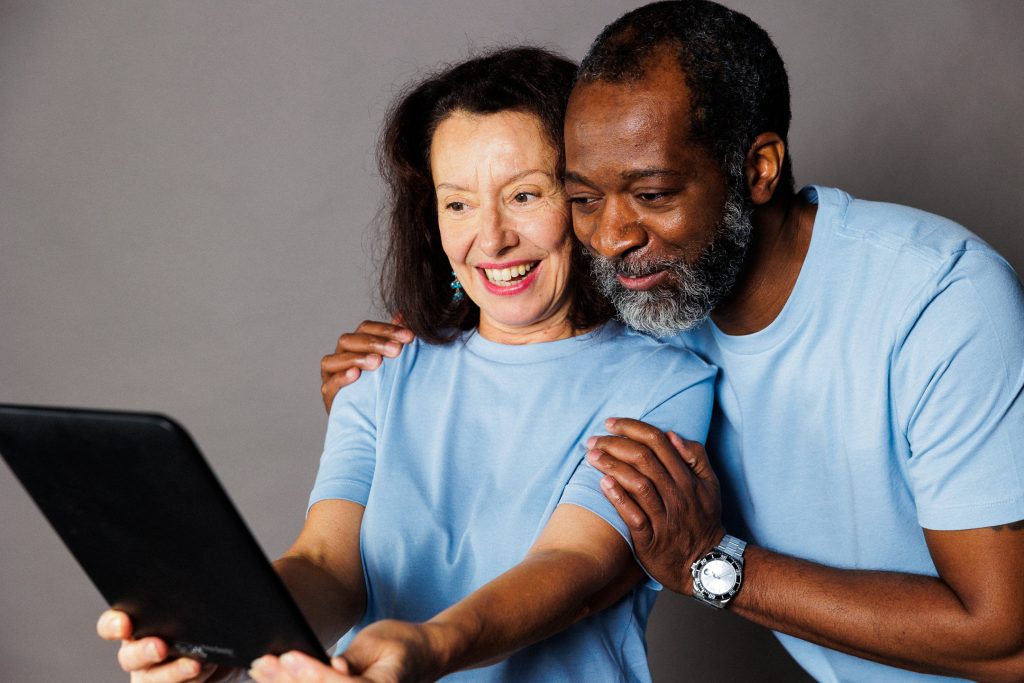 Couple seniors heureux au téléphone avec leurs enfants