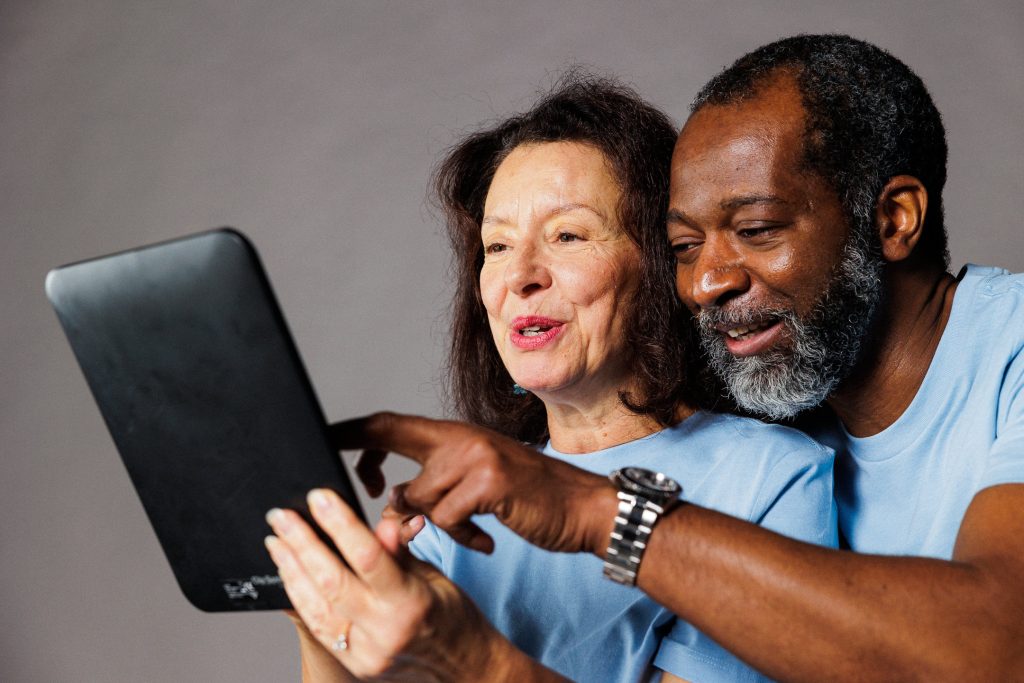 couple de seniors au téléphone avec leur famille