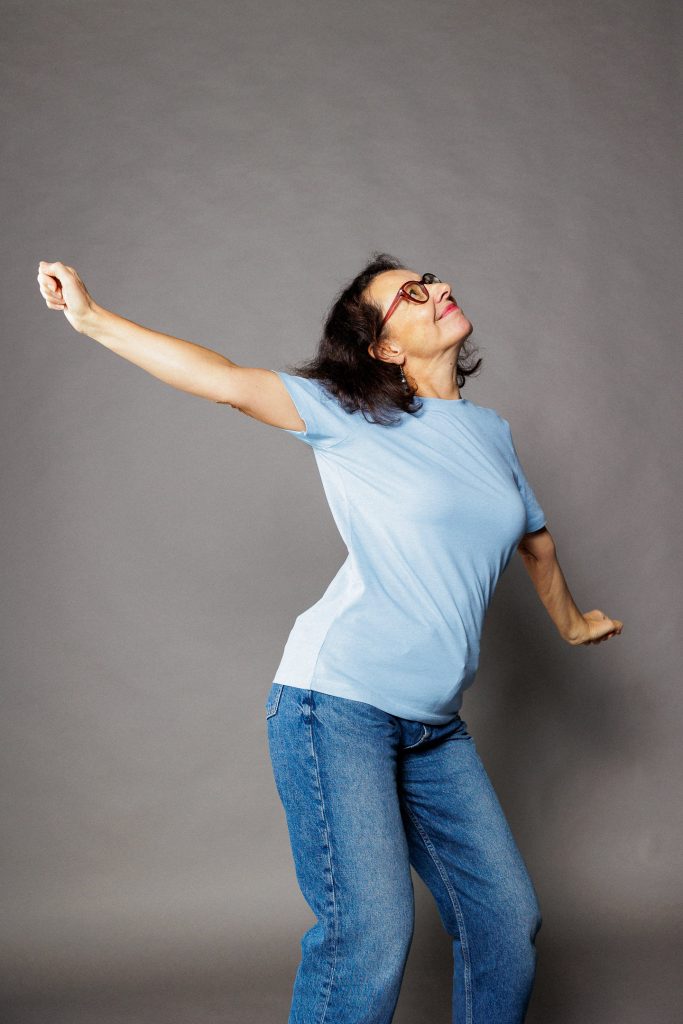 femme âgée heureuse en train de danser