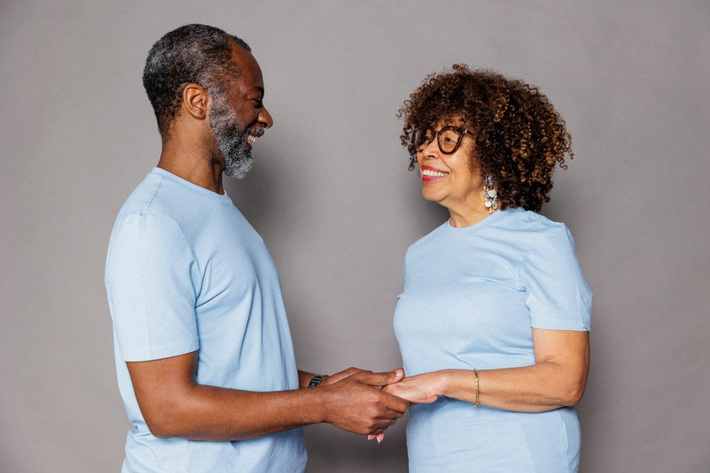 couple de seniors qui se tiennent par les mains en se regardant dans les yeux