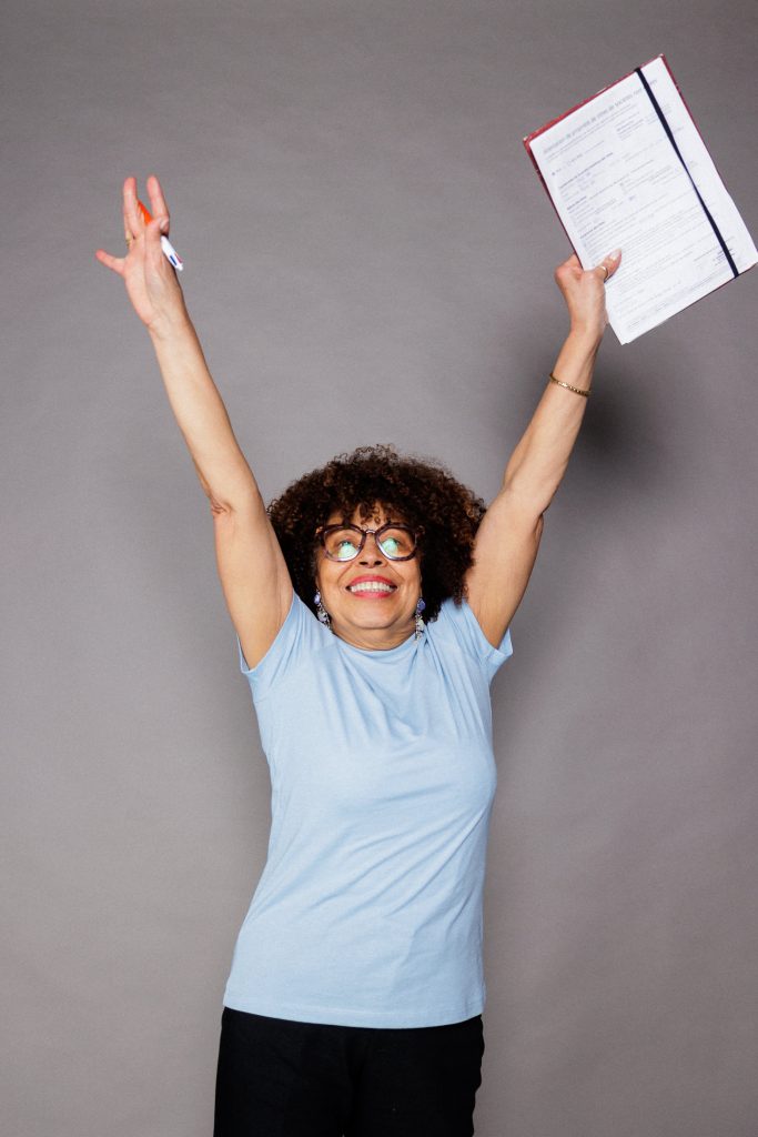 dame âgée très heureuse tenant un contrat