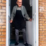 senior ouvre sa maison avec le sourire