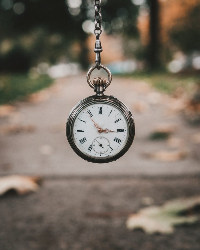 montre à gousset dans une allée