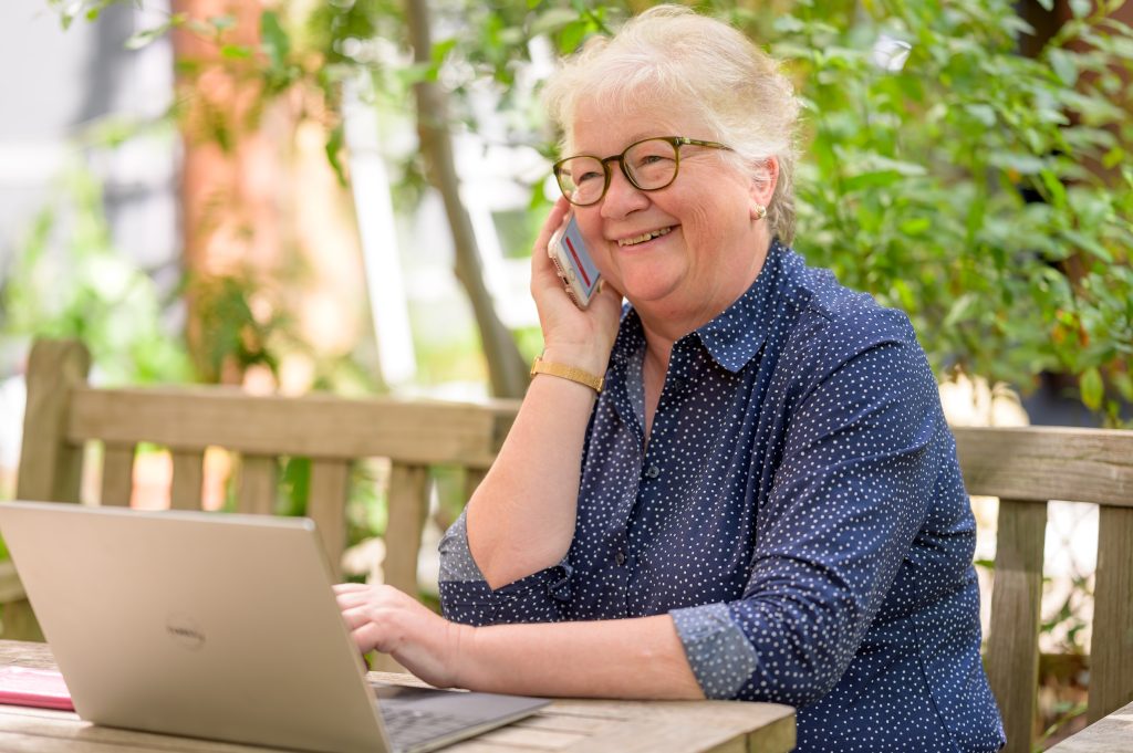 femme âgée au téléphone souriante