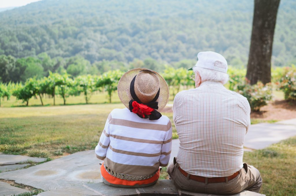 couple de seniors assis devant un paysage