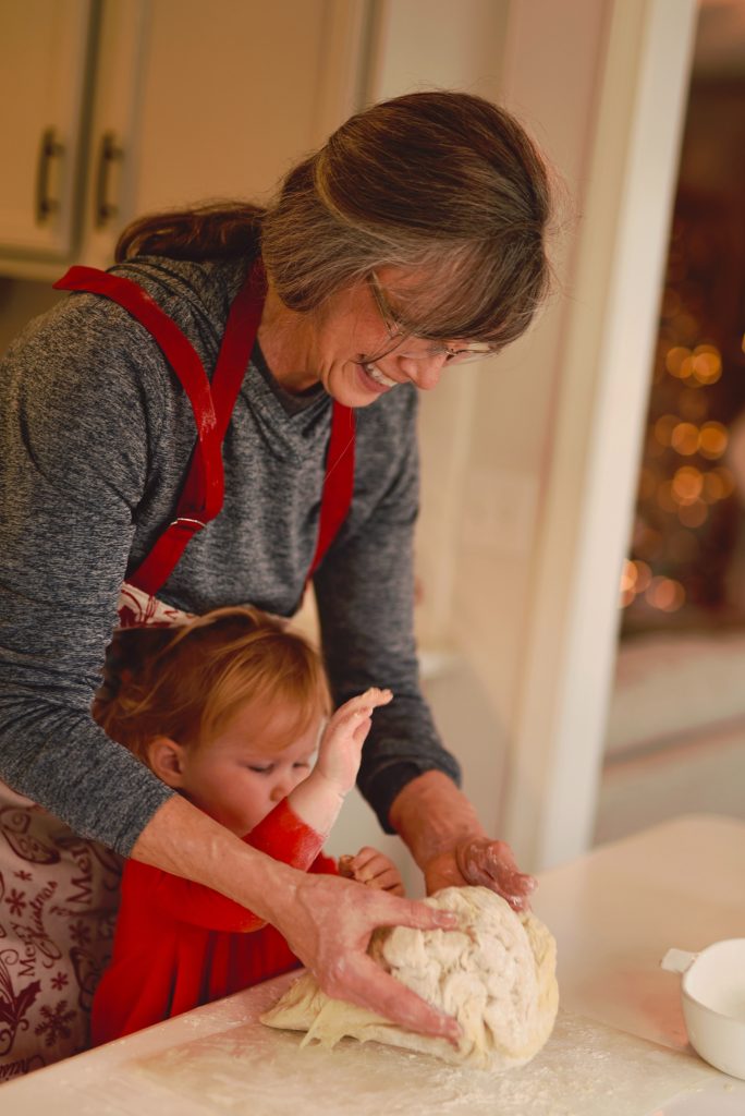 mamie en train de cuisiner avec son petit fils