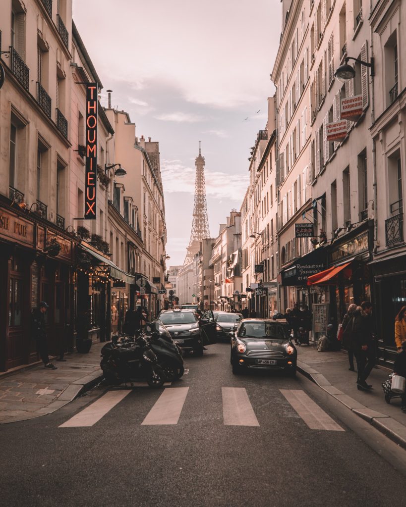 rue de Paris avec vue sur la Tour Eiffel