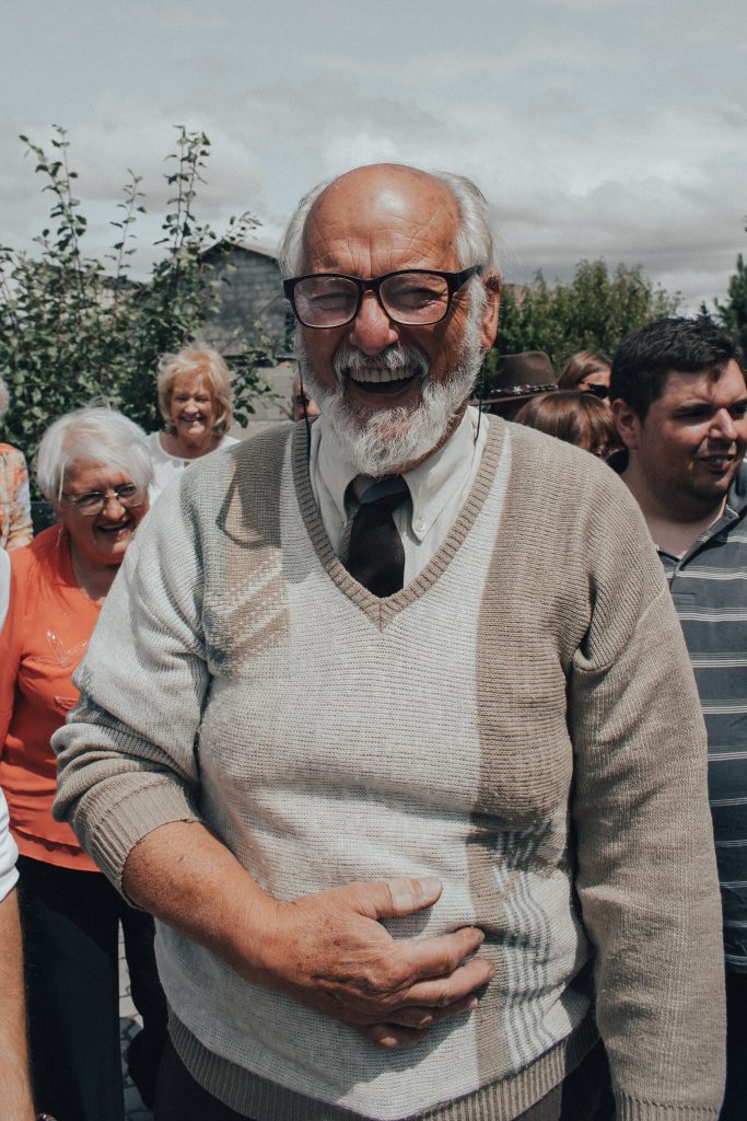 senior en train d'éclater de rire