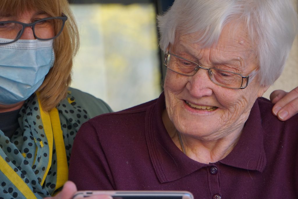 senior souriante avec aide à domicile