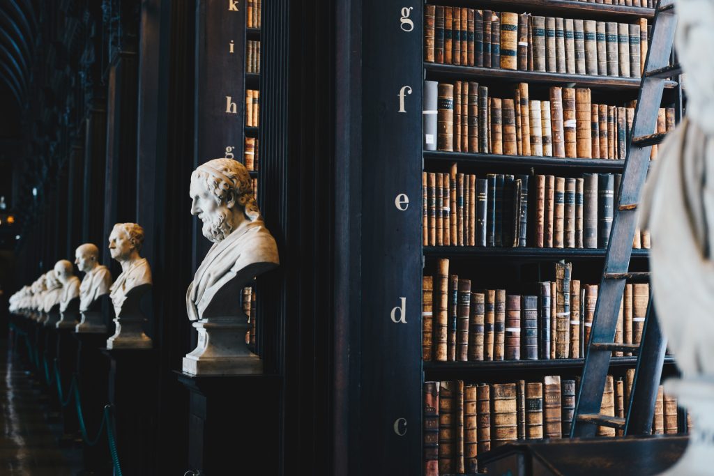 palais de justice avec torse en pierre et textes de lois