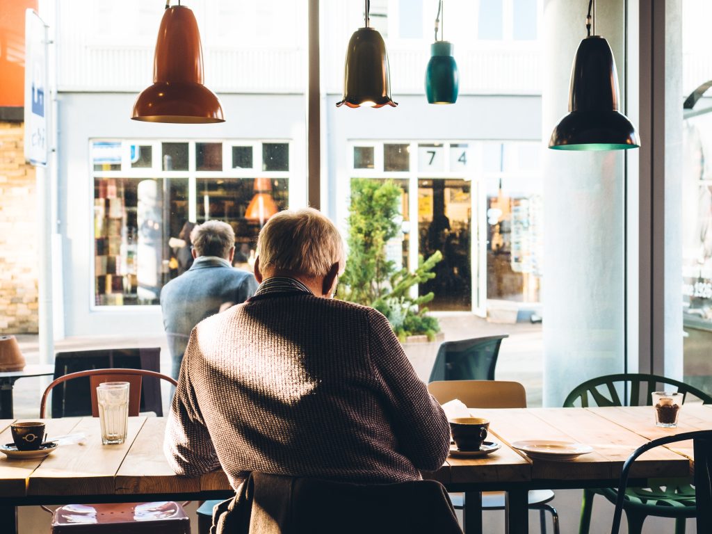 senior prenant un café