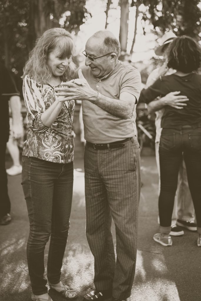 couple de seniors en train de danser