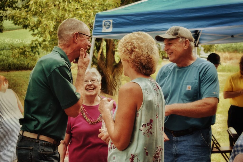 groupe d'amis seniors en train de rire