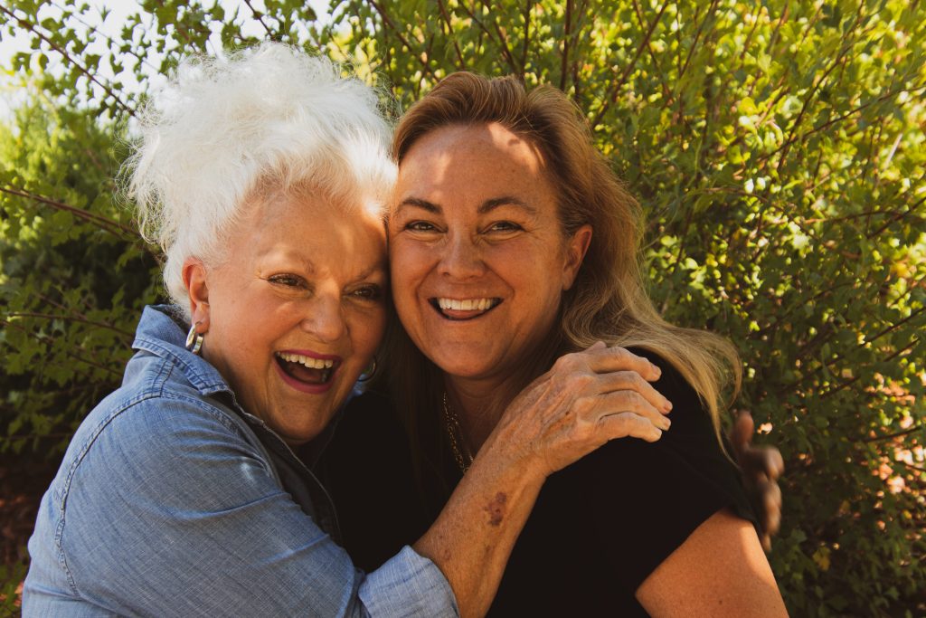 mère et fille se serrant dans les bras avec le sourire