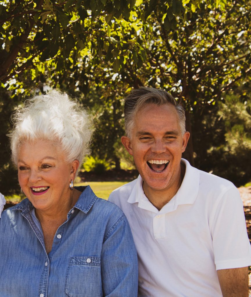 couple de seniors heureux et souriants