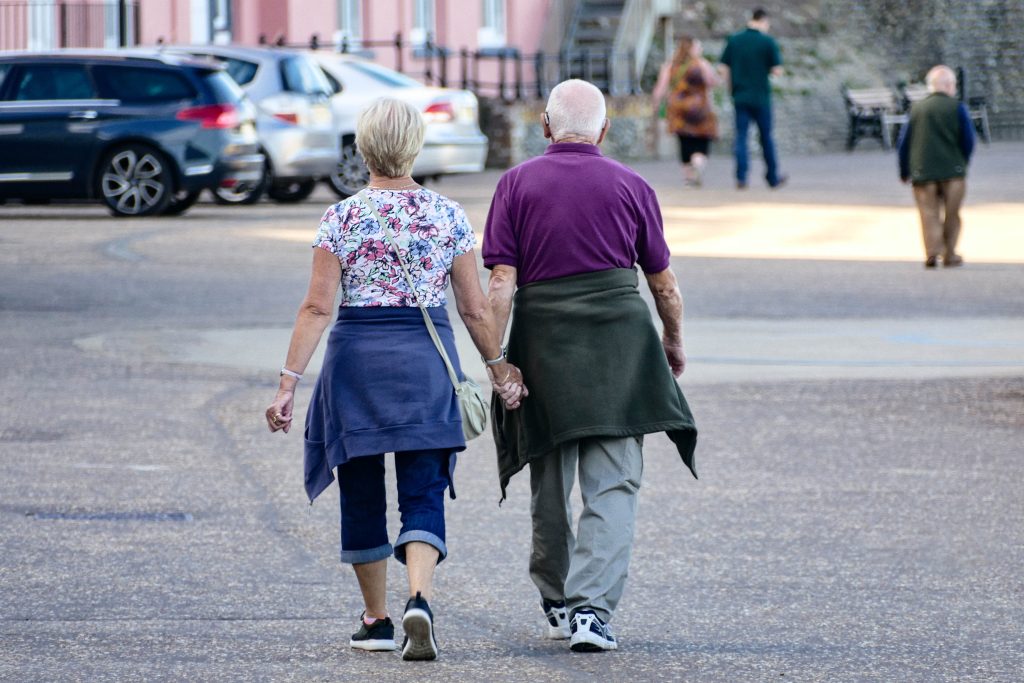 couple de seniors main dans la main