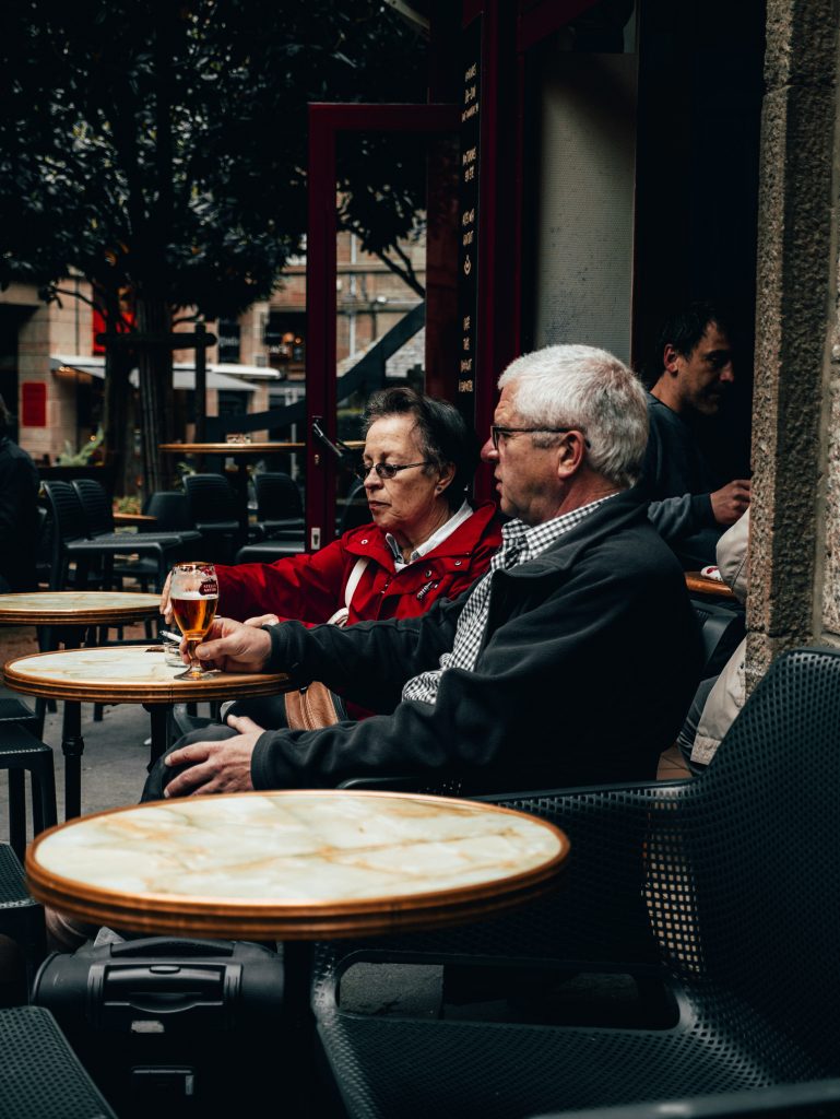 couple de seniors assis à une table de café