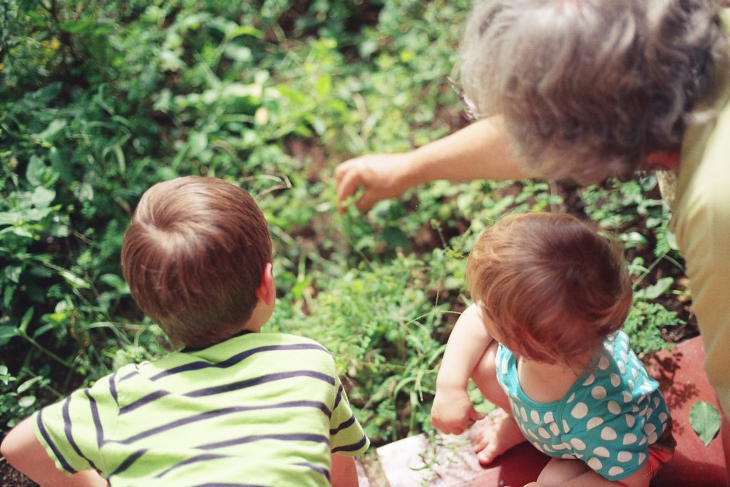 grand-mère jouant avec ses petits-enfants