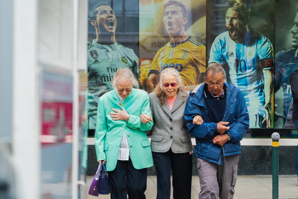 seniors heureux et souriants