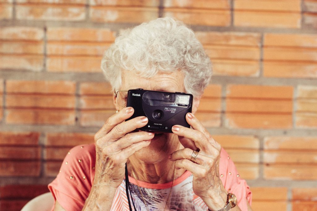 femme âgée prenant une photo