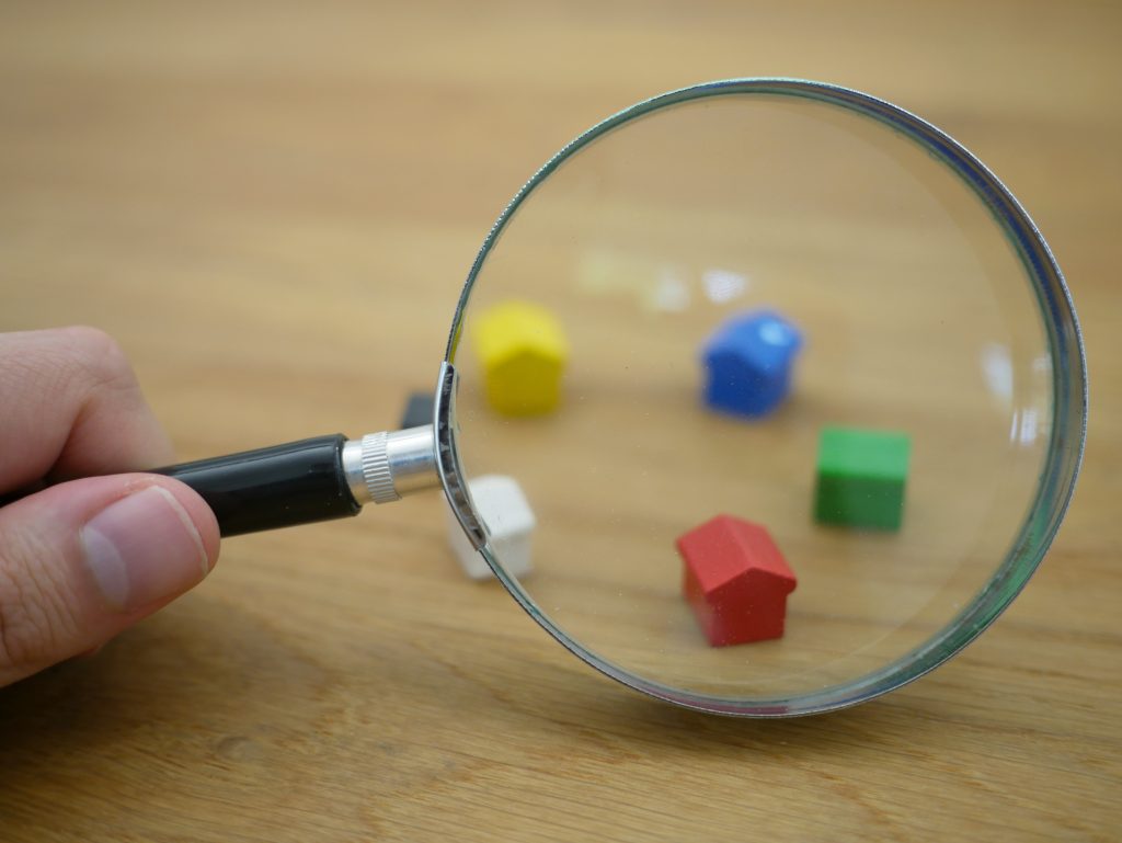 loupe sur un groupe de 5 maquettes de maison