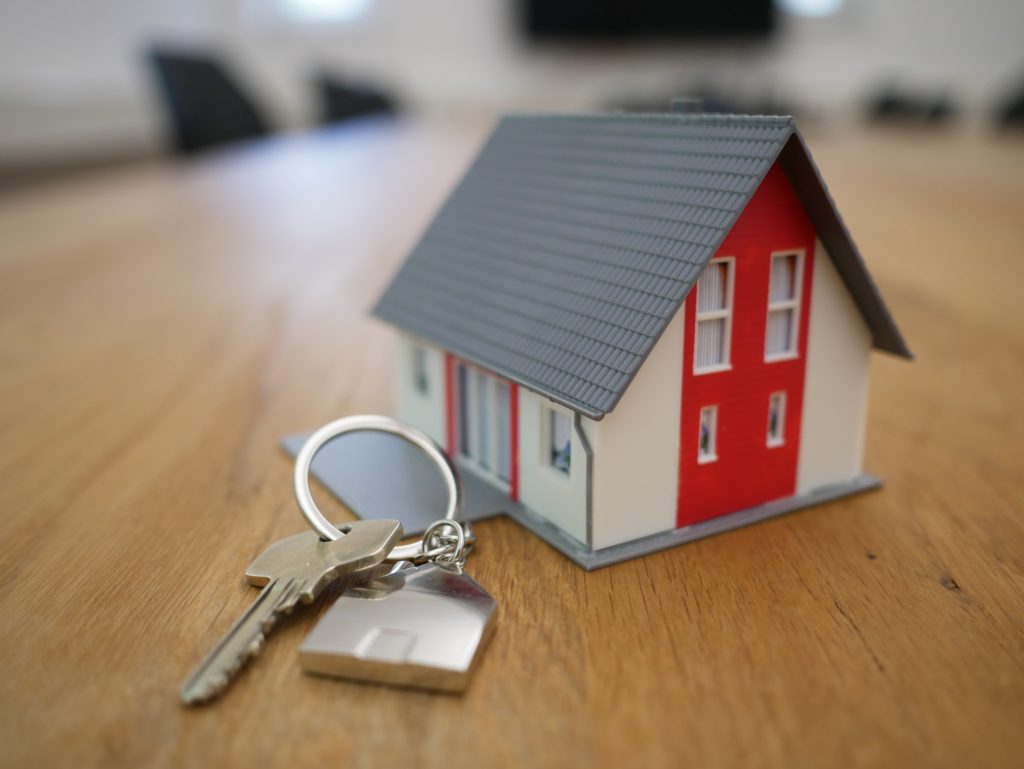bureau avec une maison et des clés