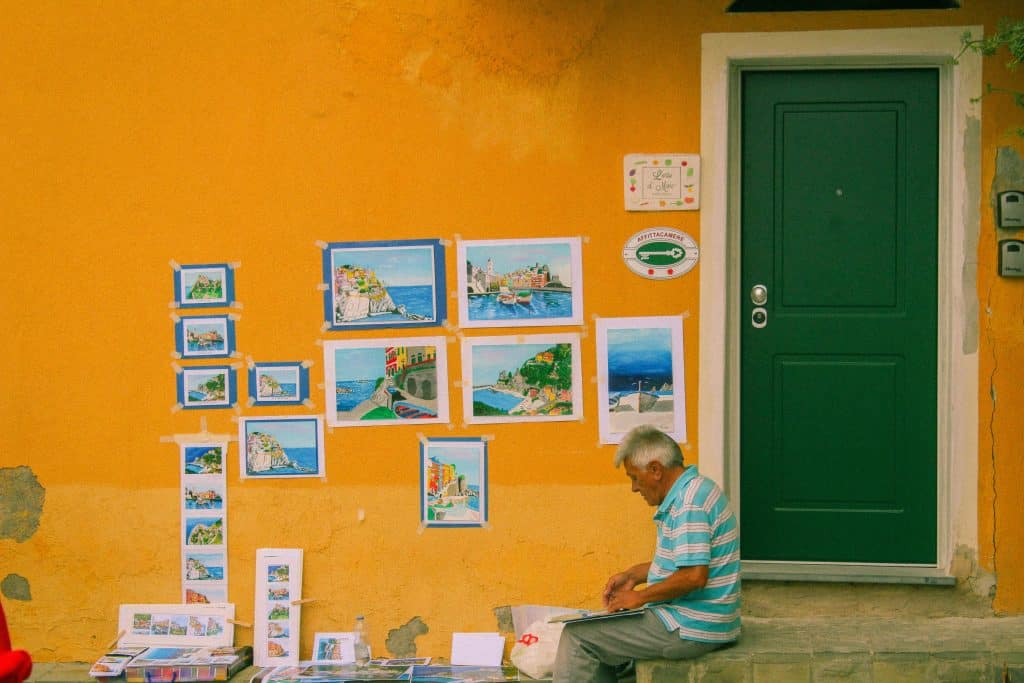 seniors devant sa maison